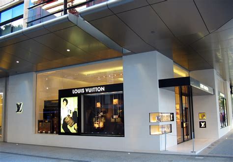 louis vuitton store queens plaza.